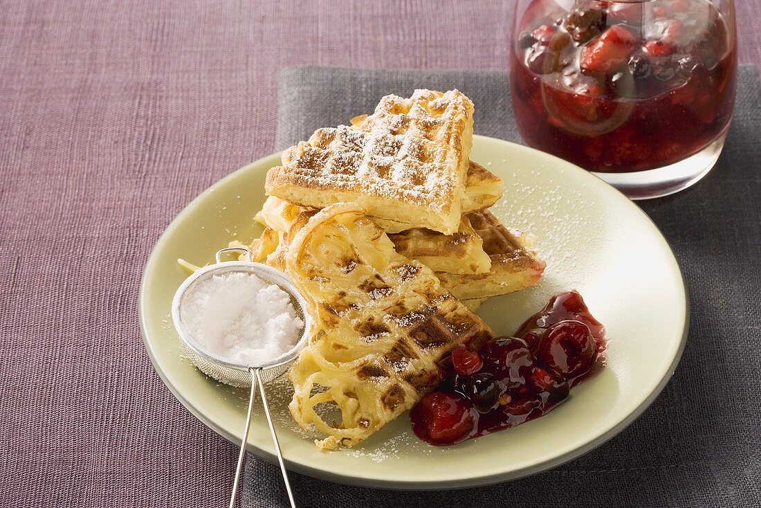 Süsse Spaghettiwaffeln mit Beerenkompott