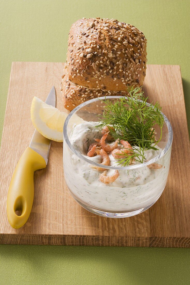 Shrimp salad with wholemeal rolls