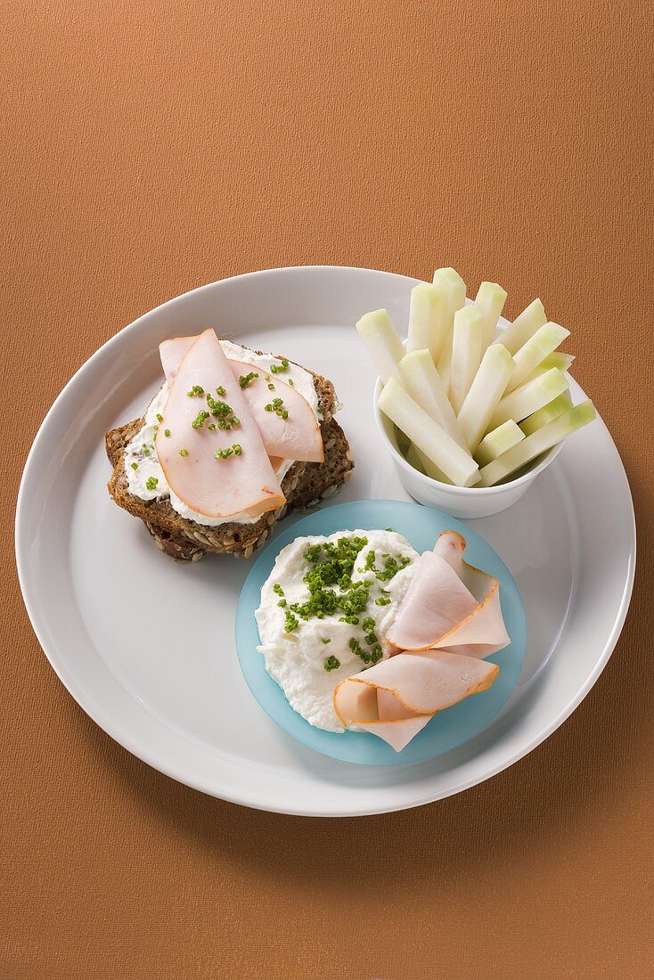 Vollkornbrot mit Meerrettichquark und Putenbrust und Kohlrabisticks