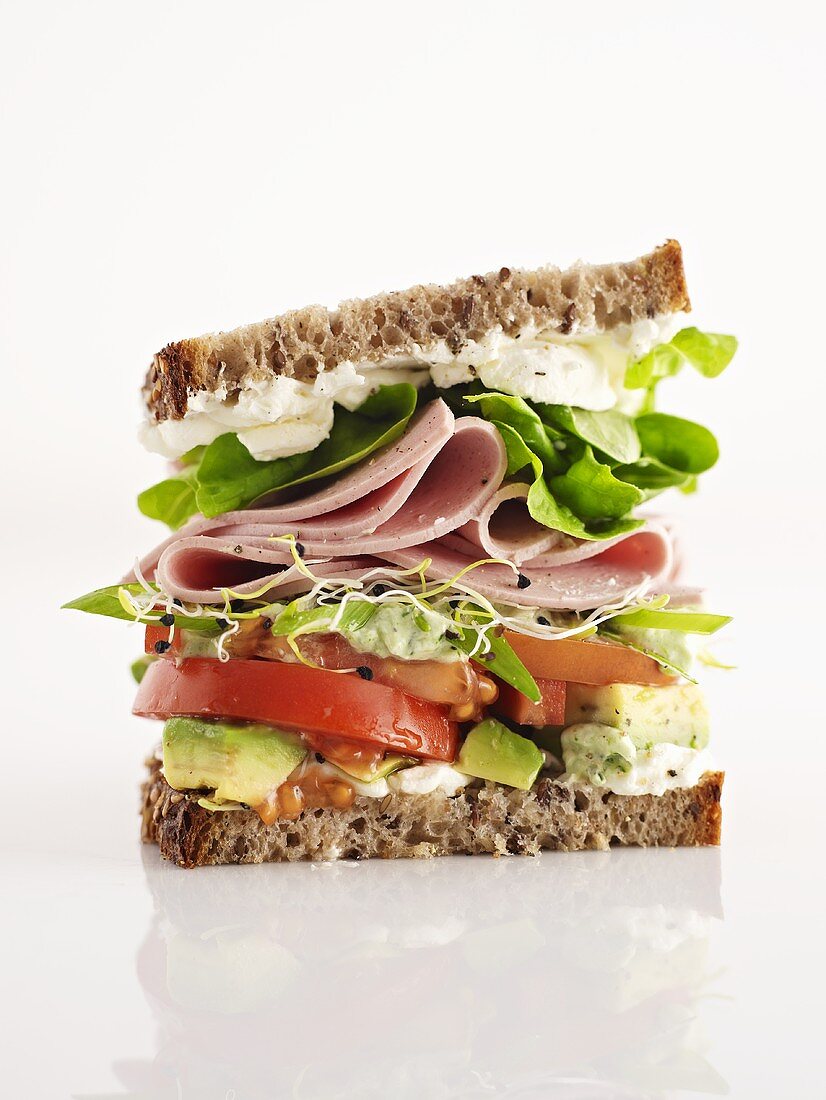 Ein Sandwich mit Wurst und Gemüse