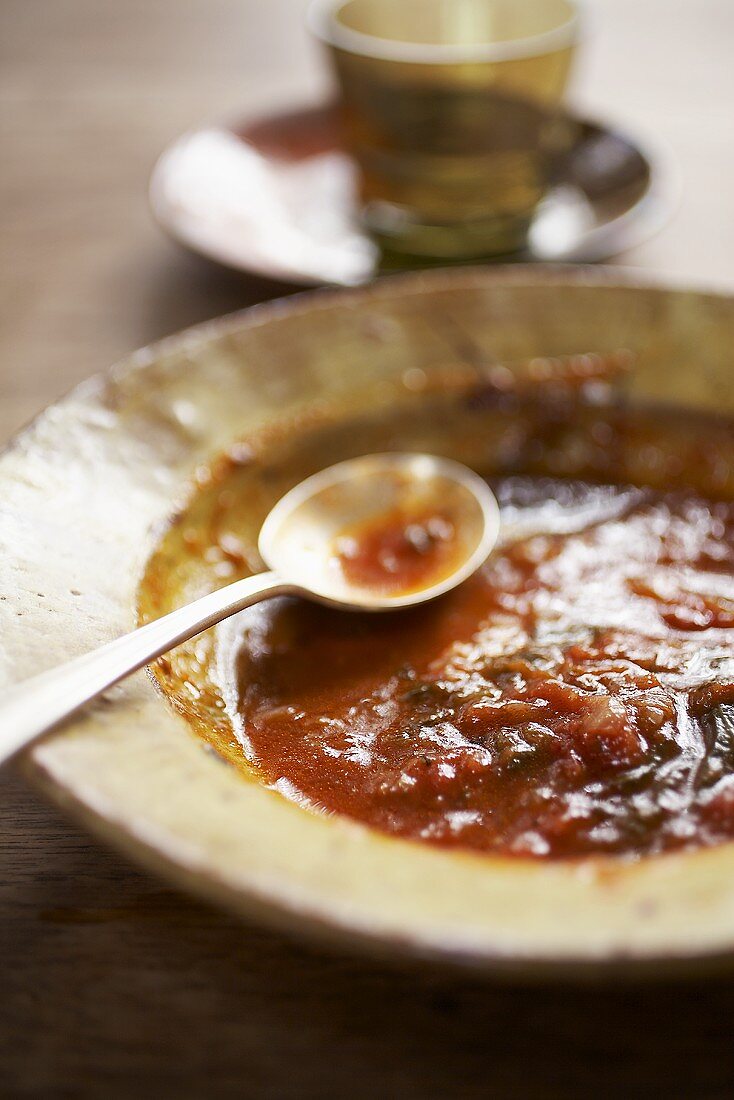 Halb leer gegessener Teller mit Tomatenragout