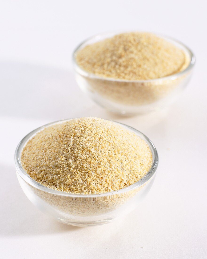 Garlic powder in glass dishes