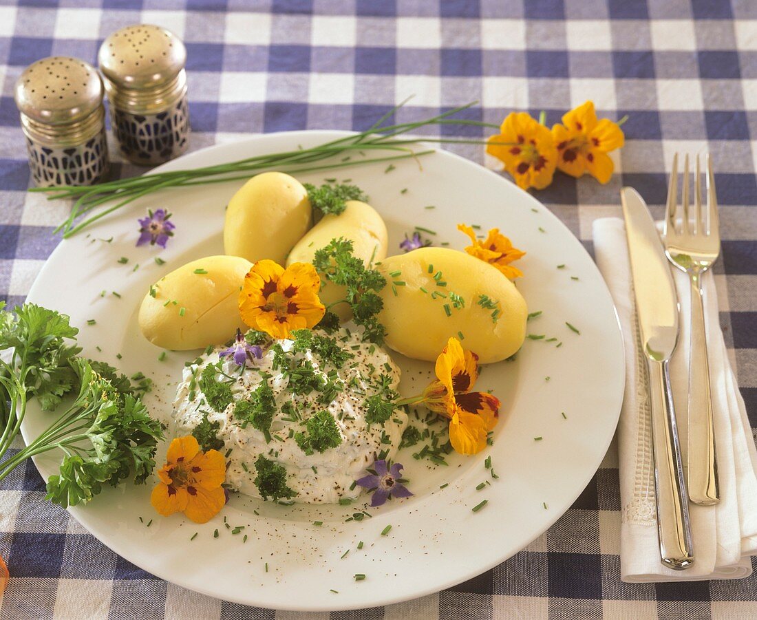 Boiled potatoes with herb quark and edible flowers