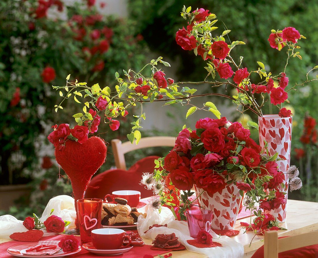Romantisch dekorierter Tisch im Freien