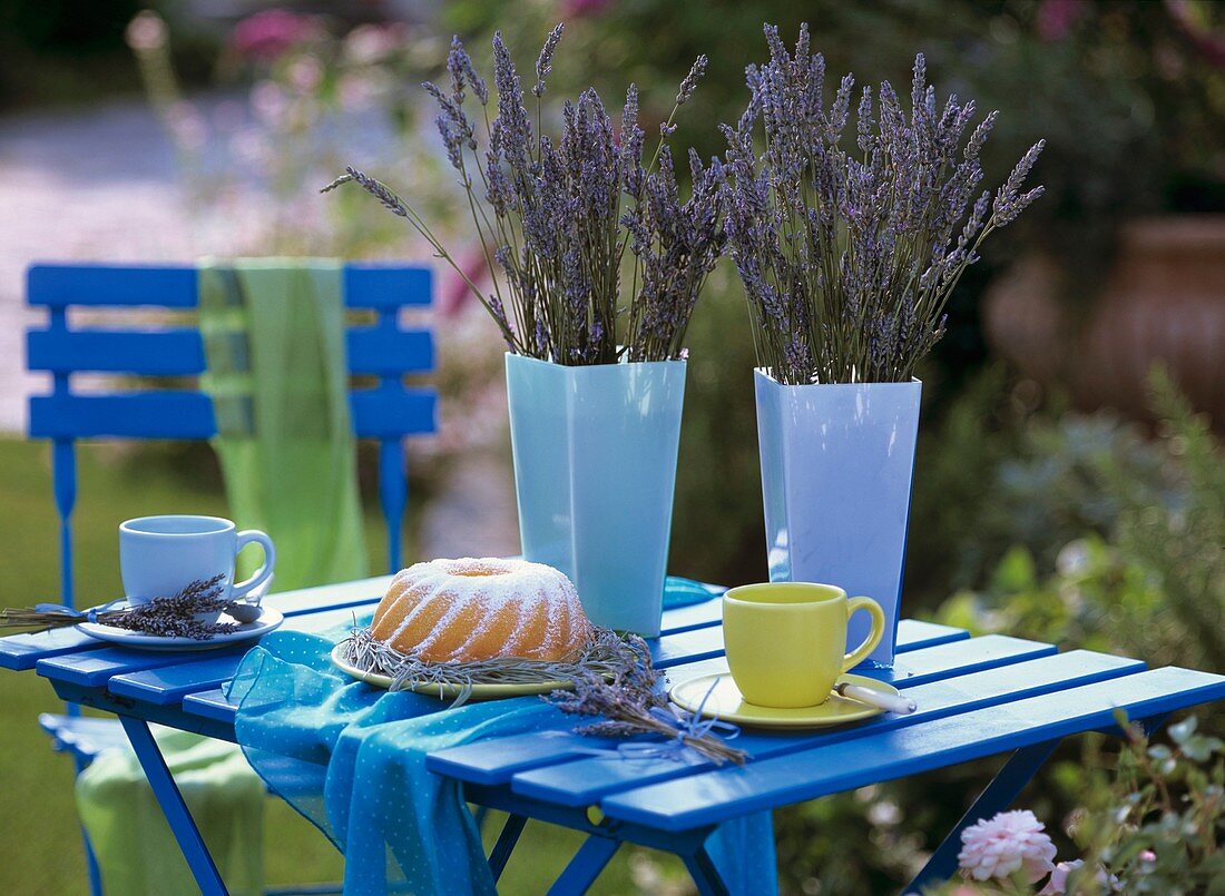 Zwei Vasen mit Lavendel auf Tisch im Freien