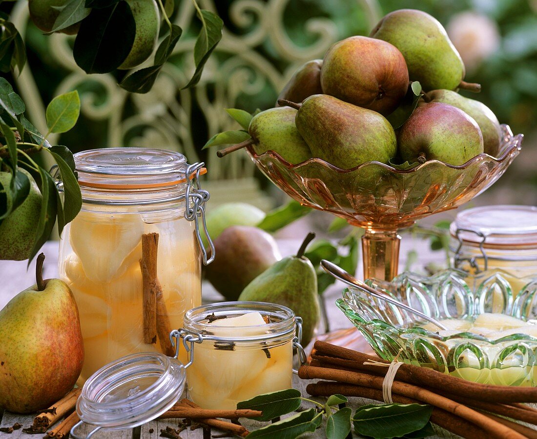 Frische und eingemachte Birnen mit Zimtstangen