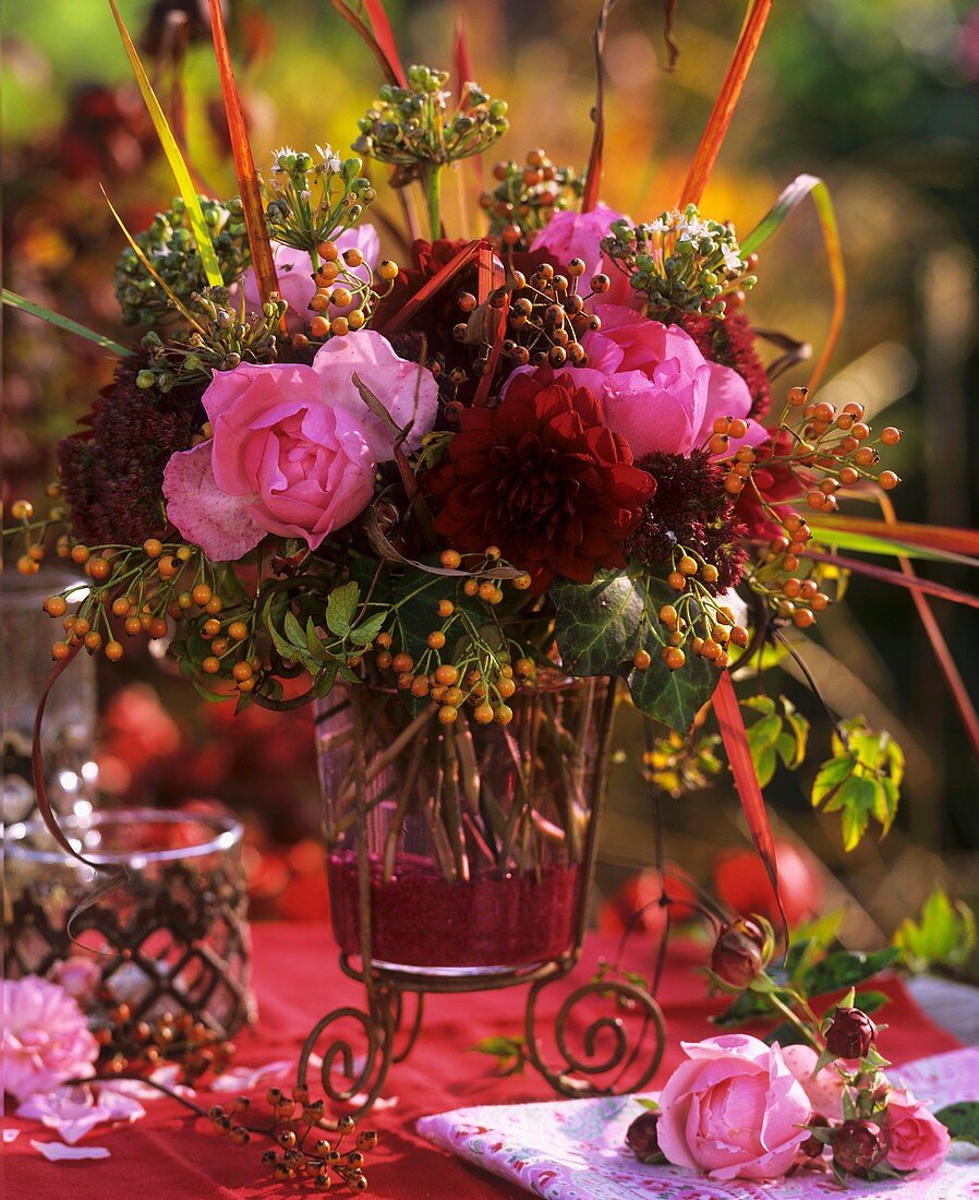 Blumengesteck mit Rosen, Dahlien, Fetthenne, Zierlauch, Efeu