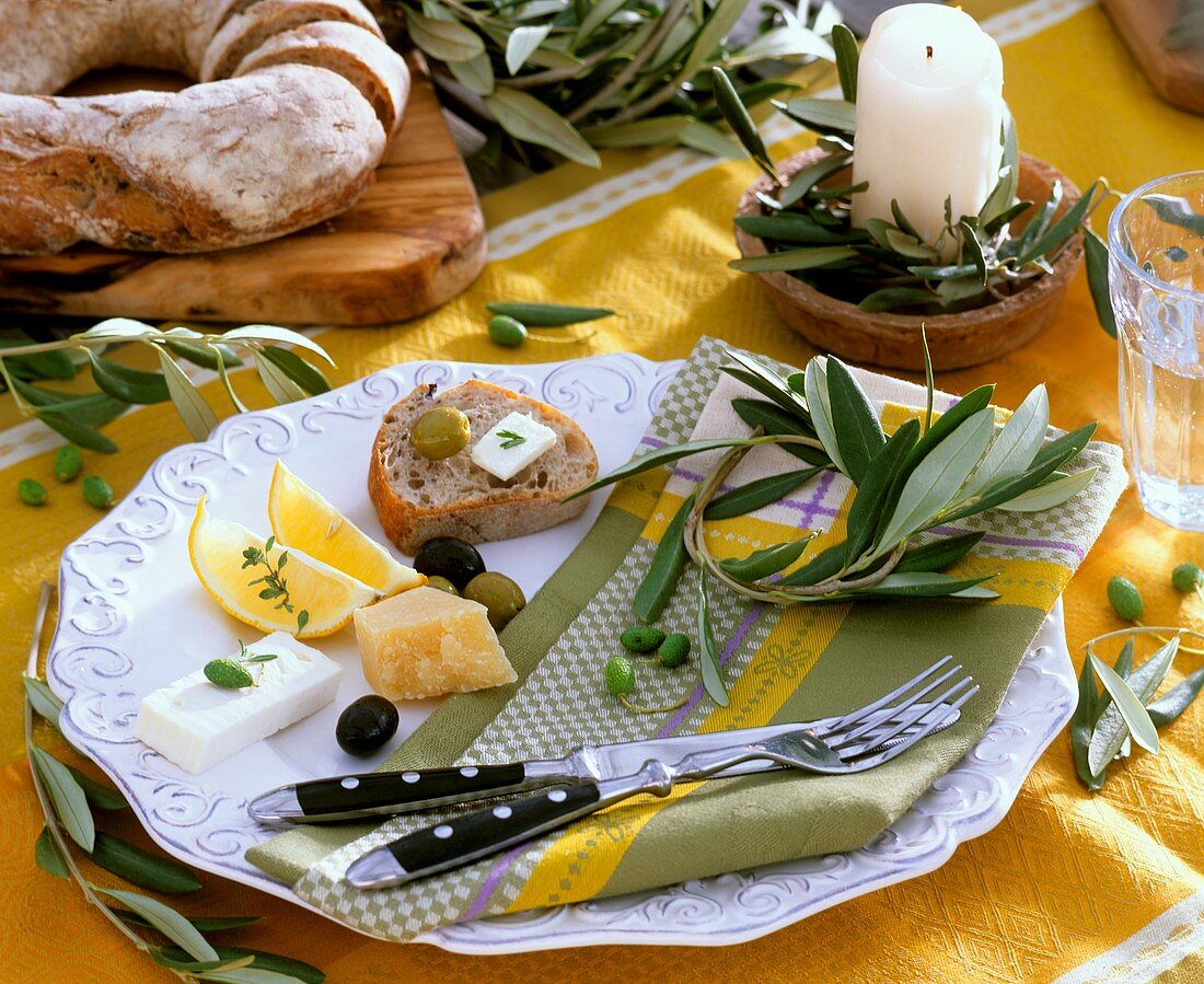 Mediterraner Vorspeisenteller mit Olivenzweigen dekoriert