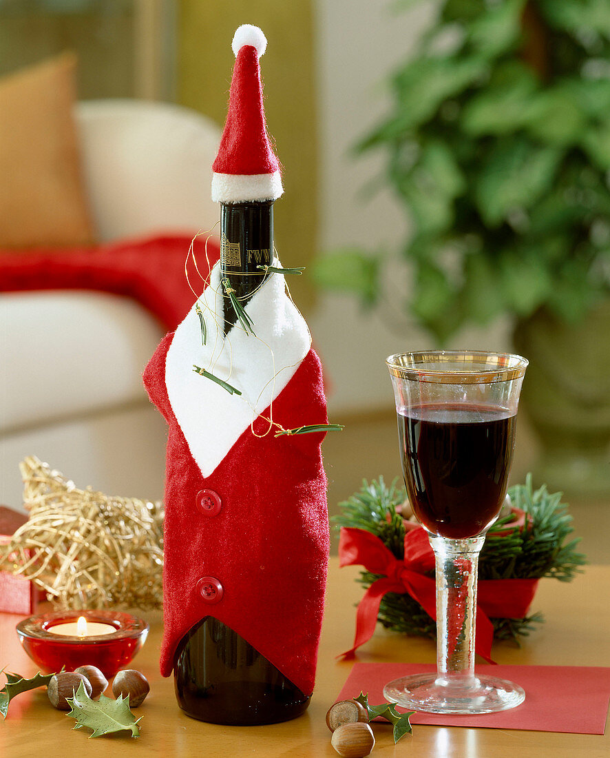 Weinflasche mit Nikolausmantel und Mütze