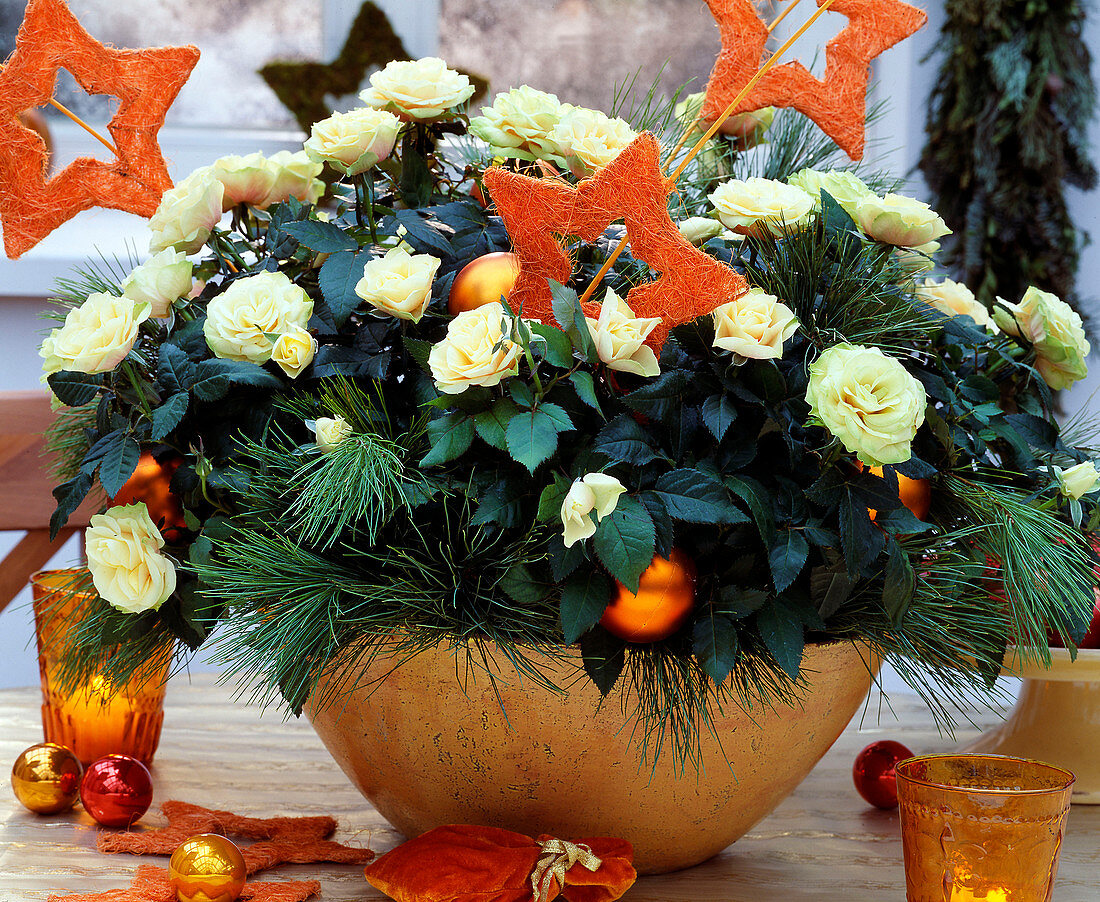 Gelbe Rosen in Schale mit Seidenkiefer und Sisalsterne