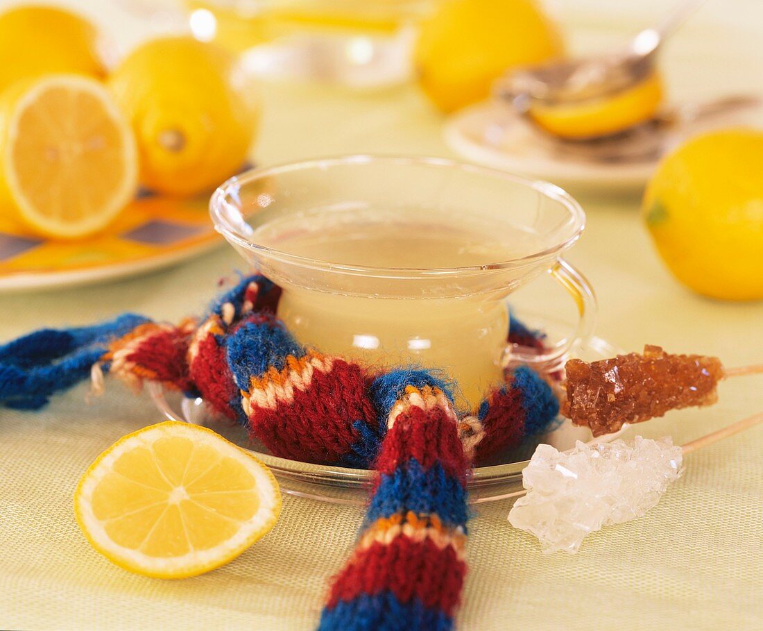Hot lemon as a remedy for sore throats and colds