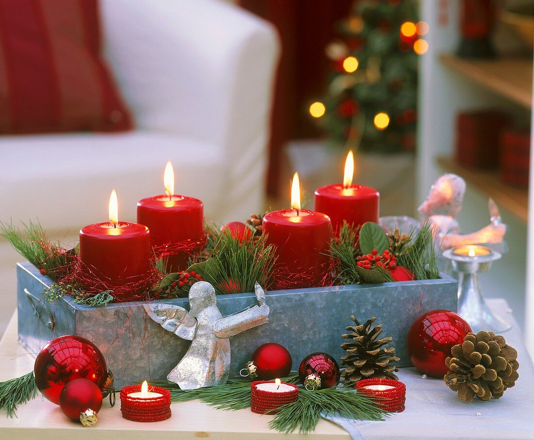 Advent arrangement with red candles