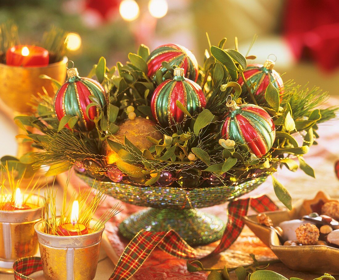 Bowl decorated with mistletoe, white pine and tree baubles