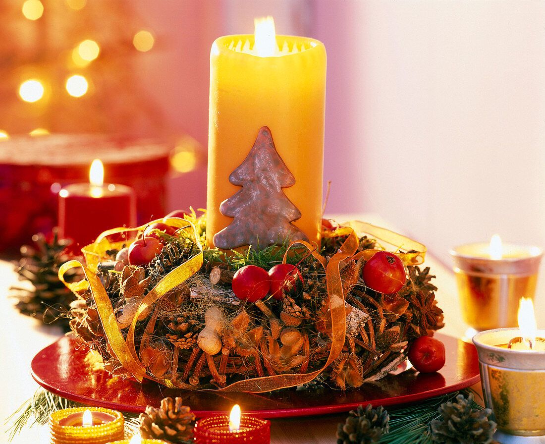 Adventskranz mit Zieräpfeln, Nüssen und Zapfen