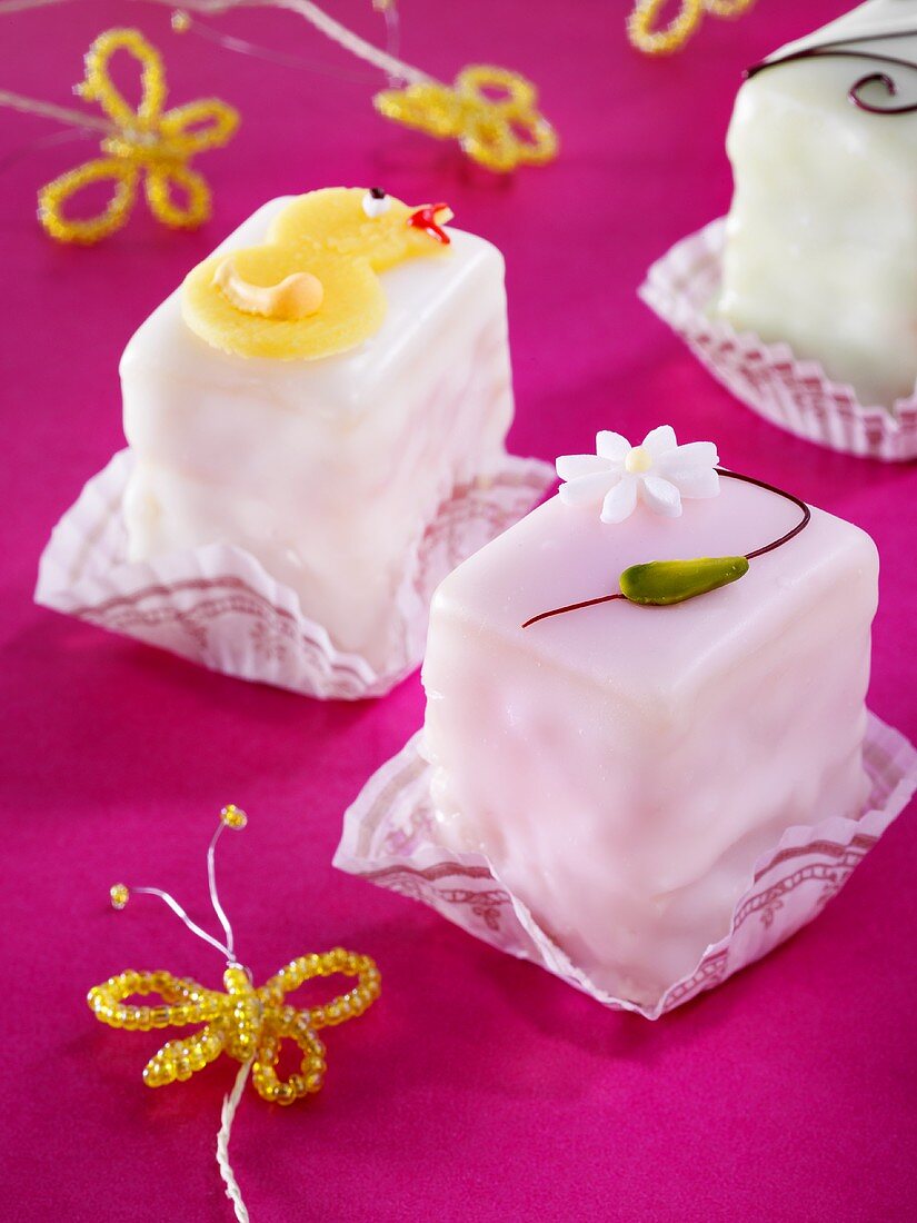 Petit Four mit frühlingshafter Deko