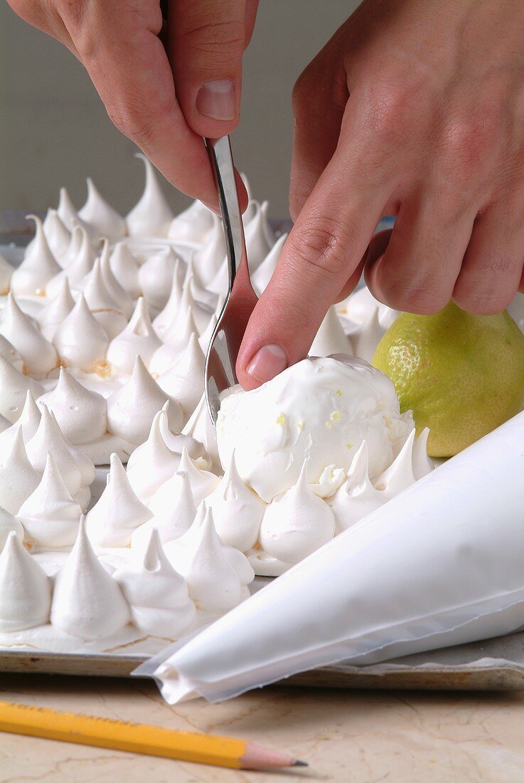 Making meringue cakes