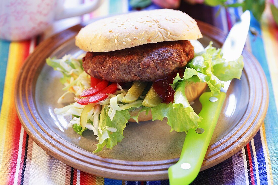 Burger mit Essigurken und Salat