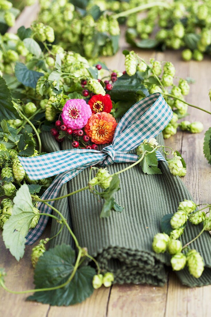 Table mats with bow, pompom dahlias and hops