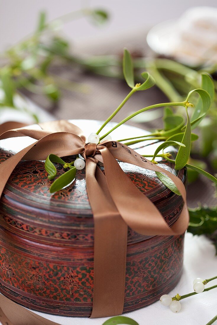 Biscuit tin with bow and mistletoe