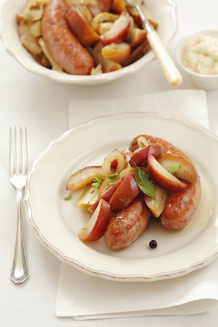 Sausages with apples and juniper berries