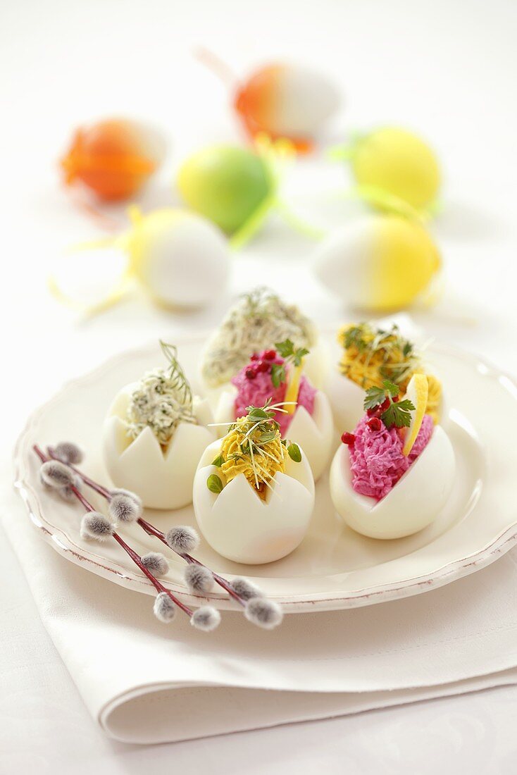 Gefüllte Eier mit gefärbtem Frischkäse zu Ostern