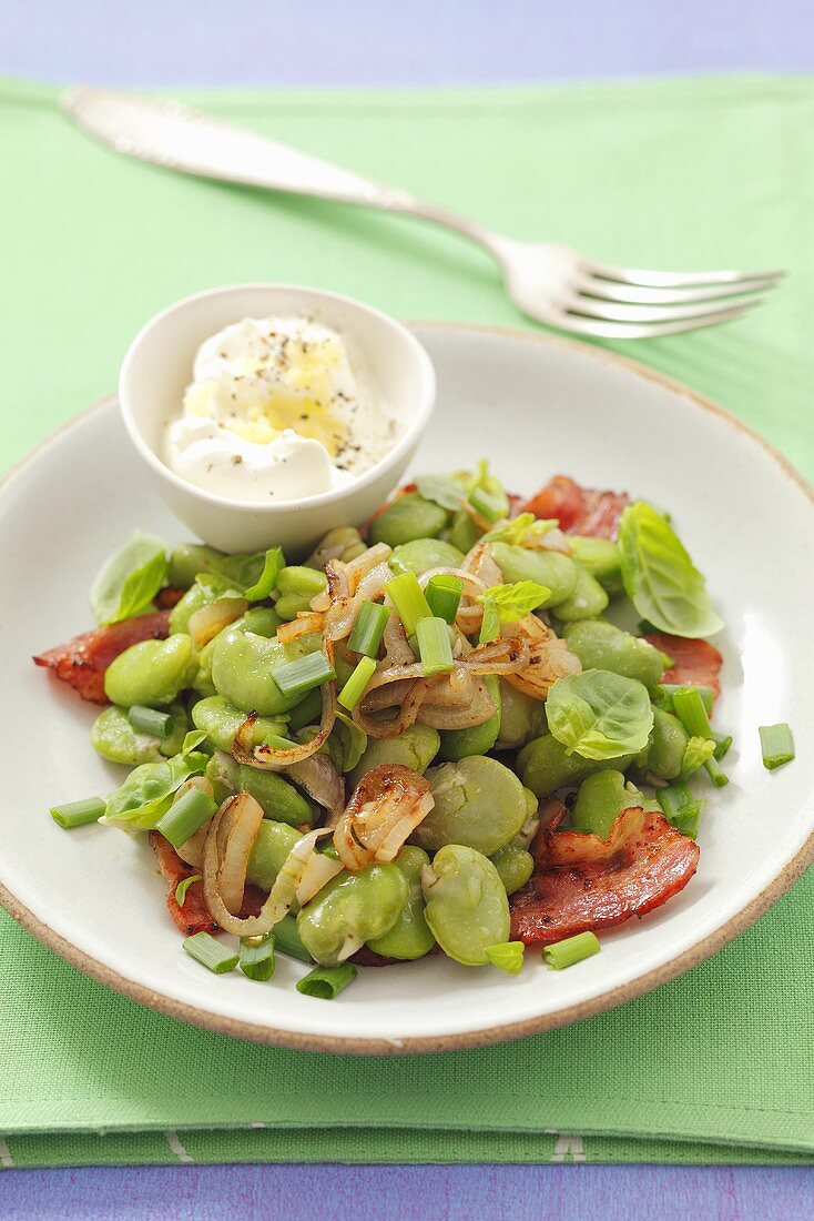 Dicke-Bohnen-Salat mit Pancetta und Schalotten
