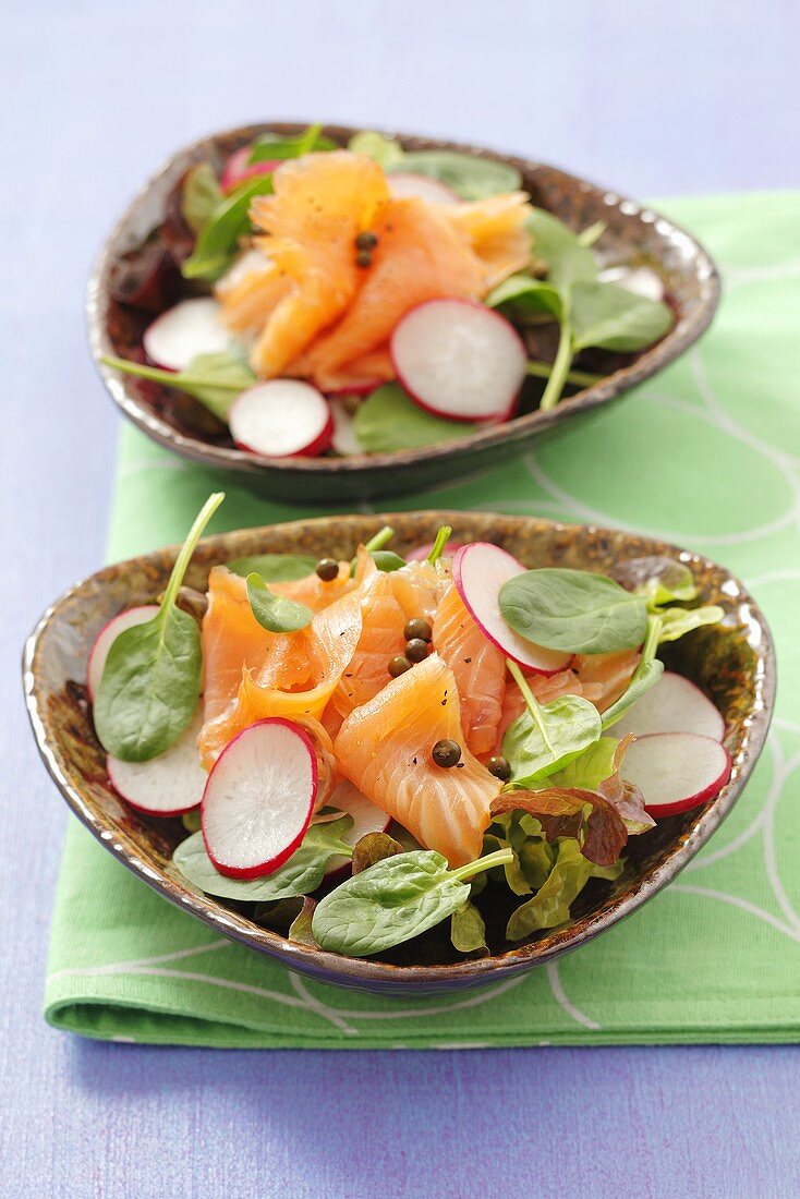 Spinach and radish salad with smoked salmon and peppercorns