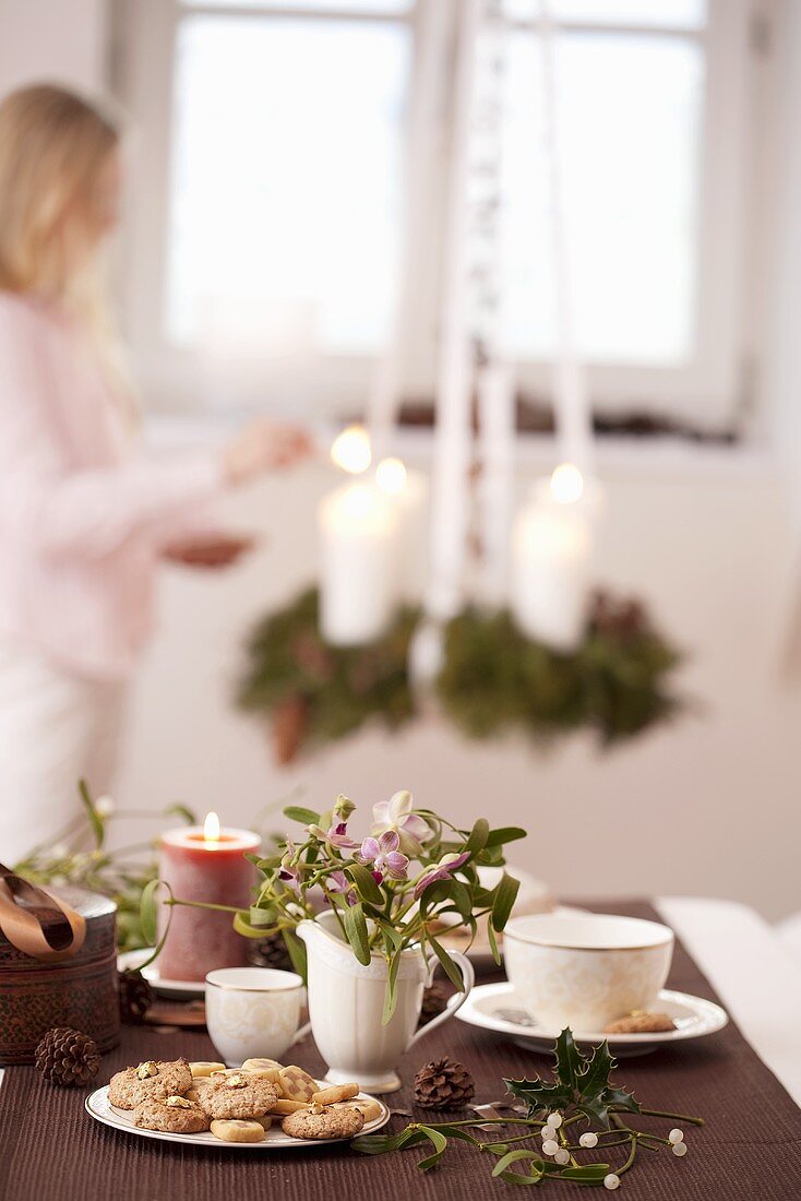 Orchideen zwischen Mistelzweigen auf gedecktem Tisch