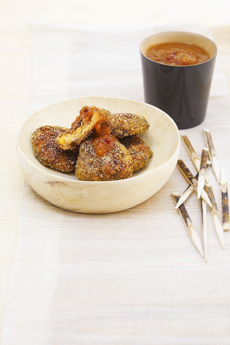 Tempeh mit Kräuterpanade und Orangen-Ingwer-Sauce