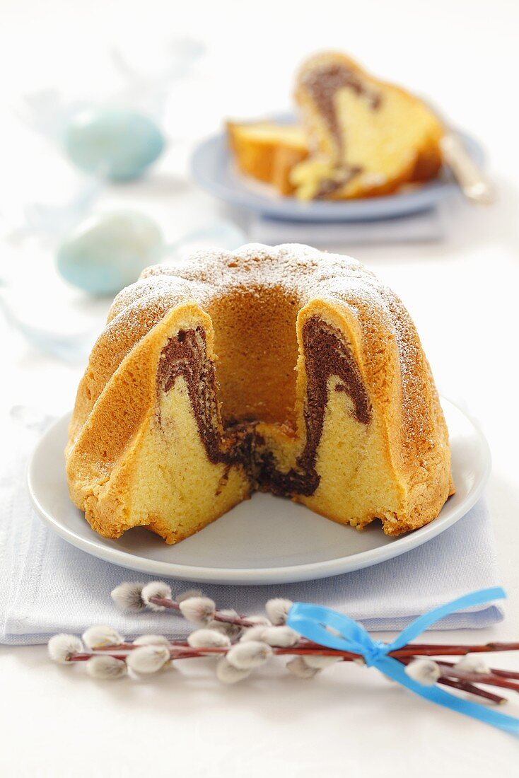 Marmorkuchen, angeschnitten, zu Ostern