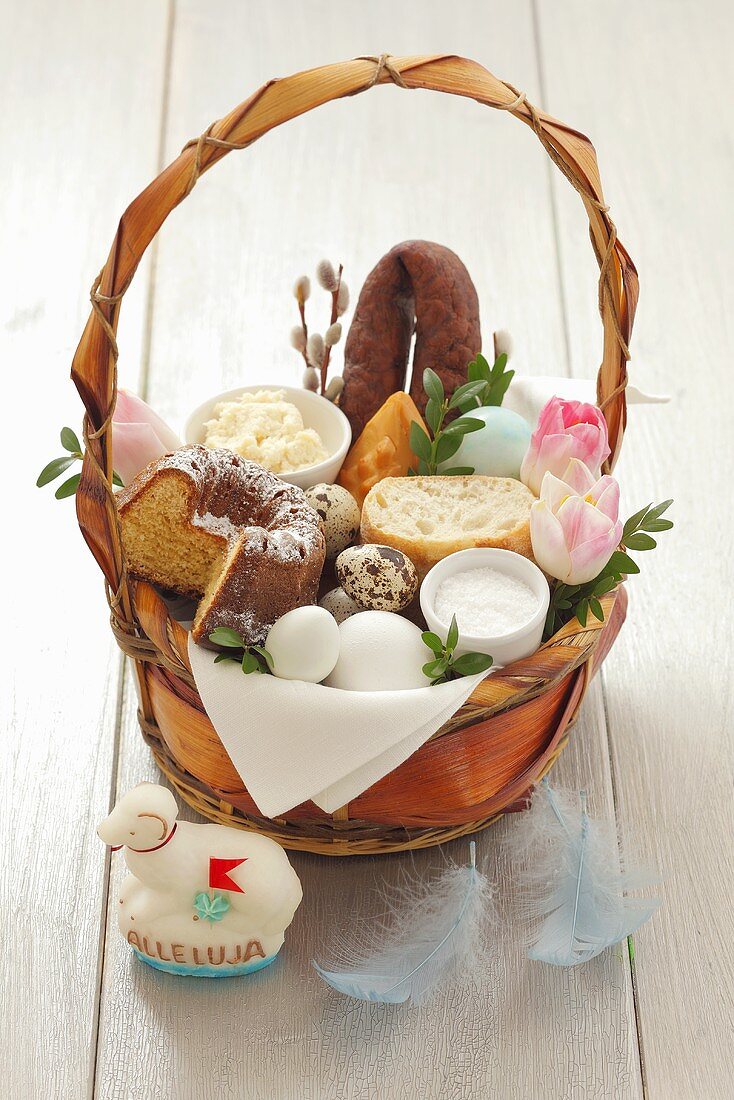 Osterkorb aus Polen mit Lebensmitteln und Kuchen