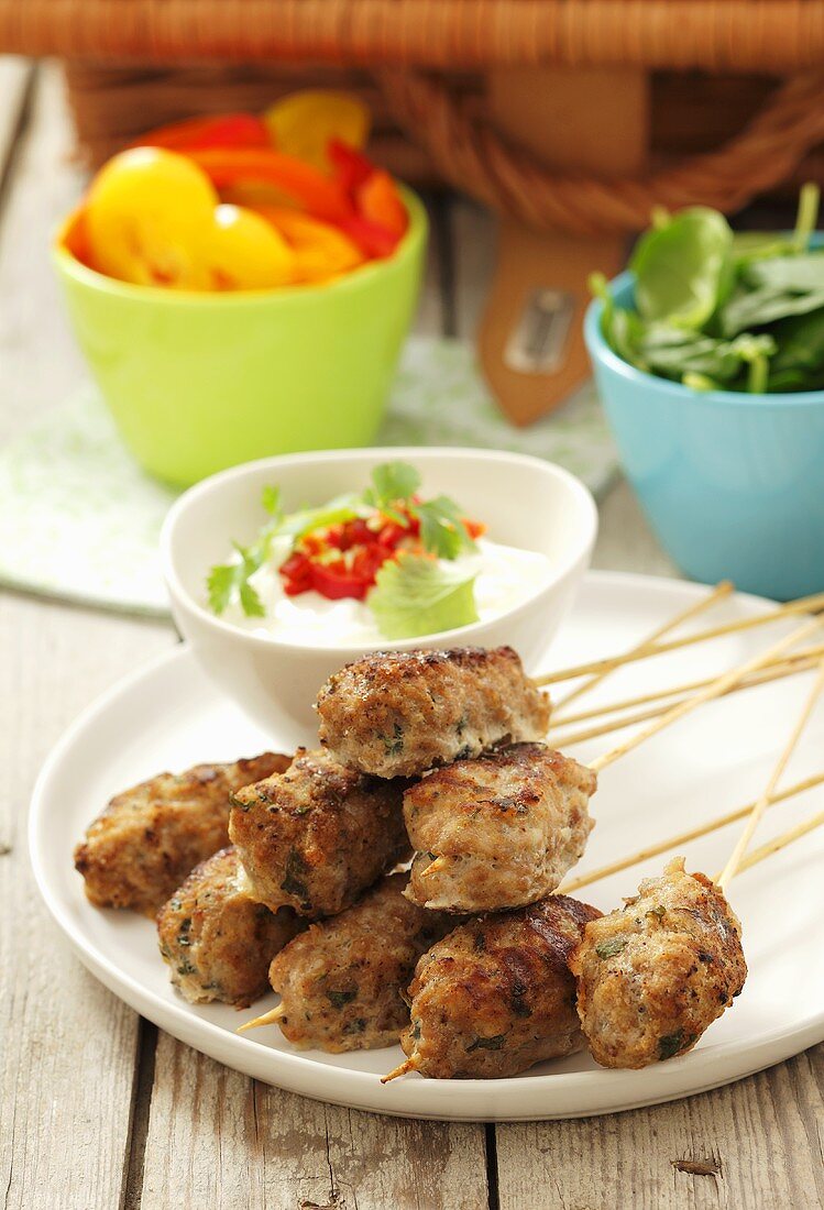 Mince skewers with yoghurt dip for a picnic