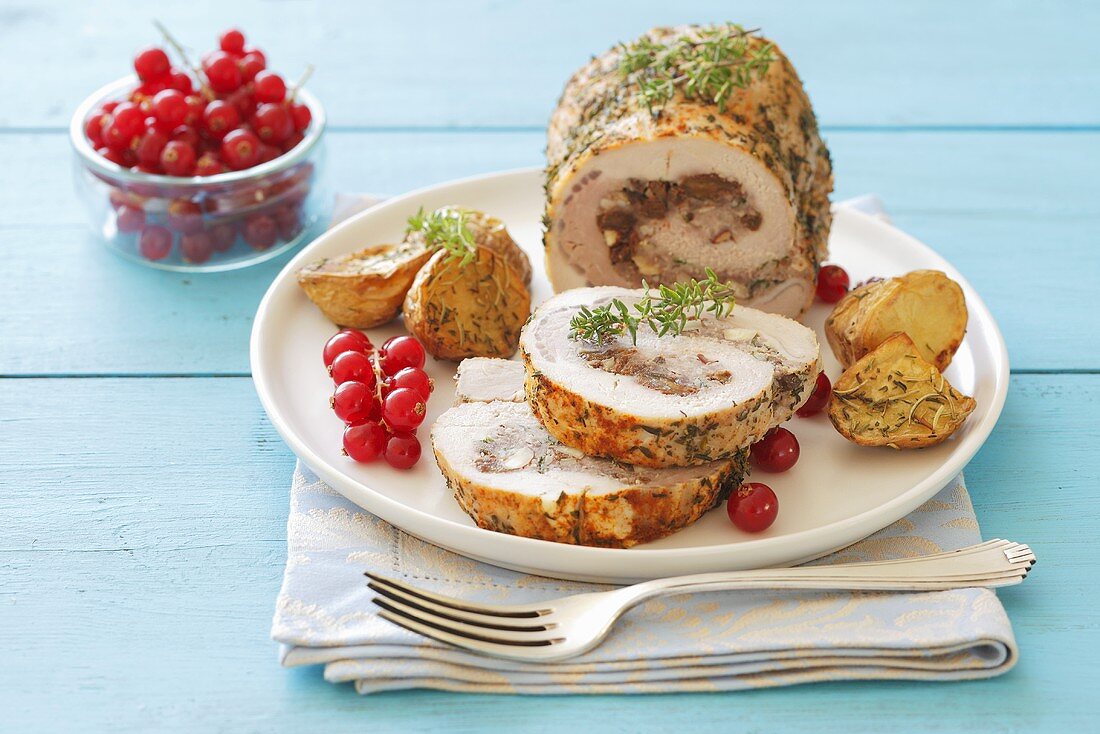 Gefüllte Schweineroulade mit Bratkartoffeln, Johannisbeeren