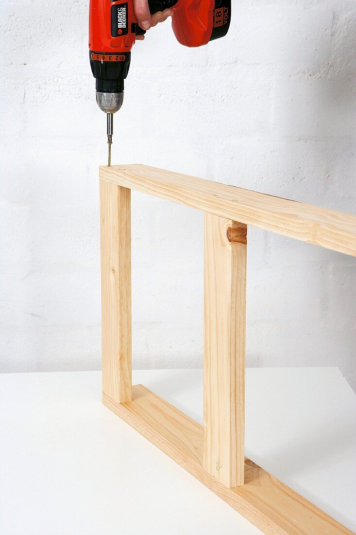 Klappbaren Holztisch selber bauen (Einzelteile zusammenschrauben)