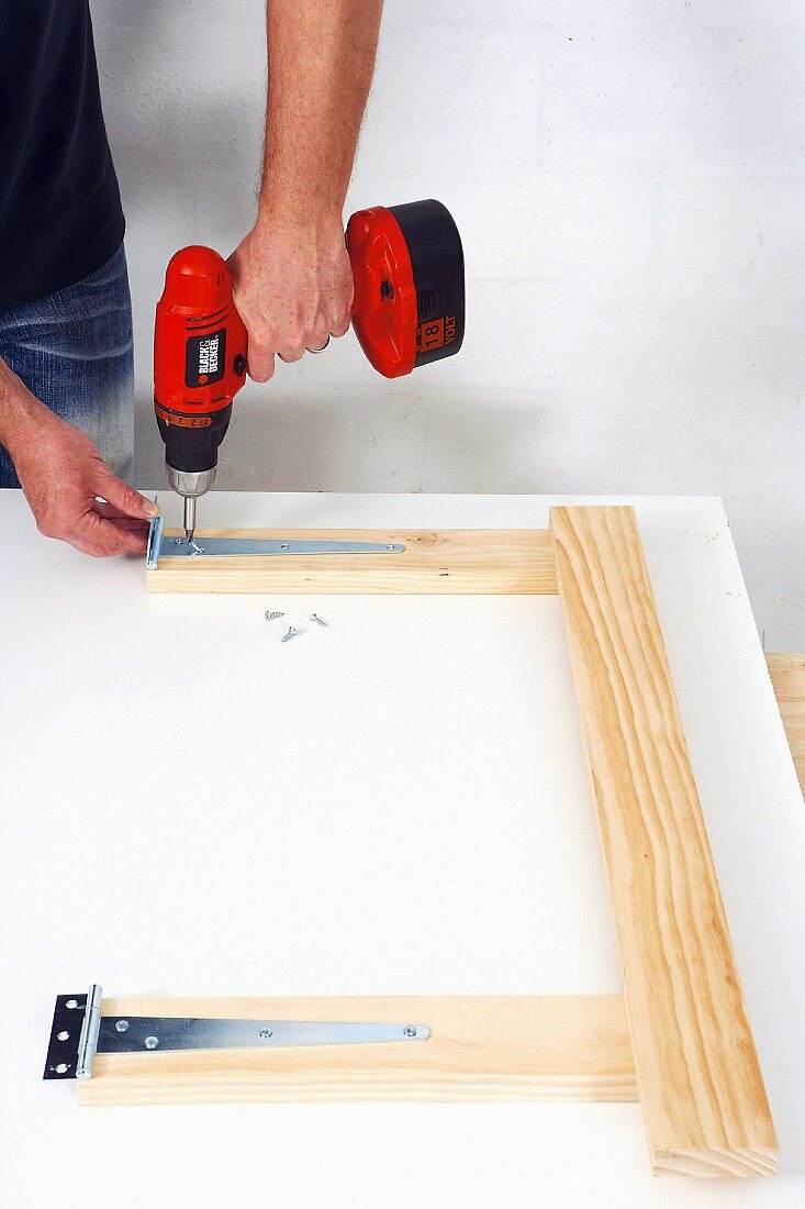 Making a wooden folding table (attaching hinges)