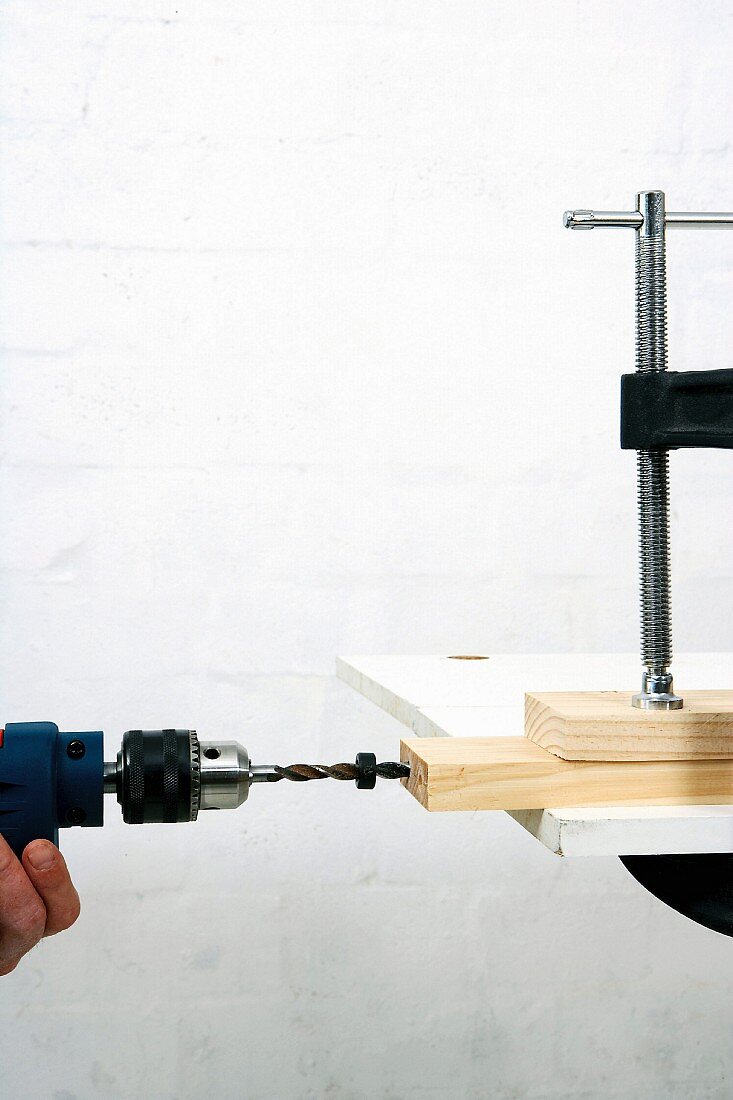 Making a wooden folding table (drilling holes into the ends of slats)