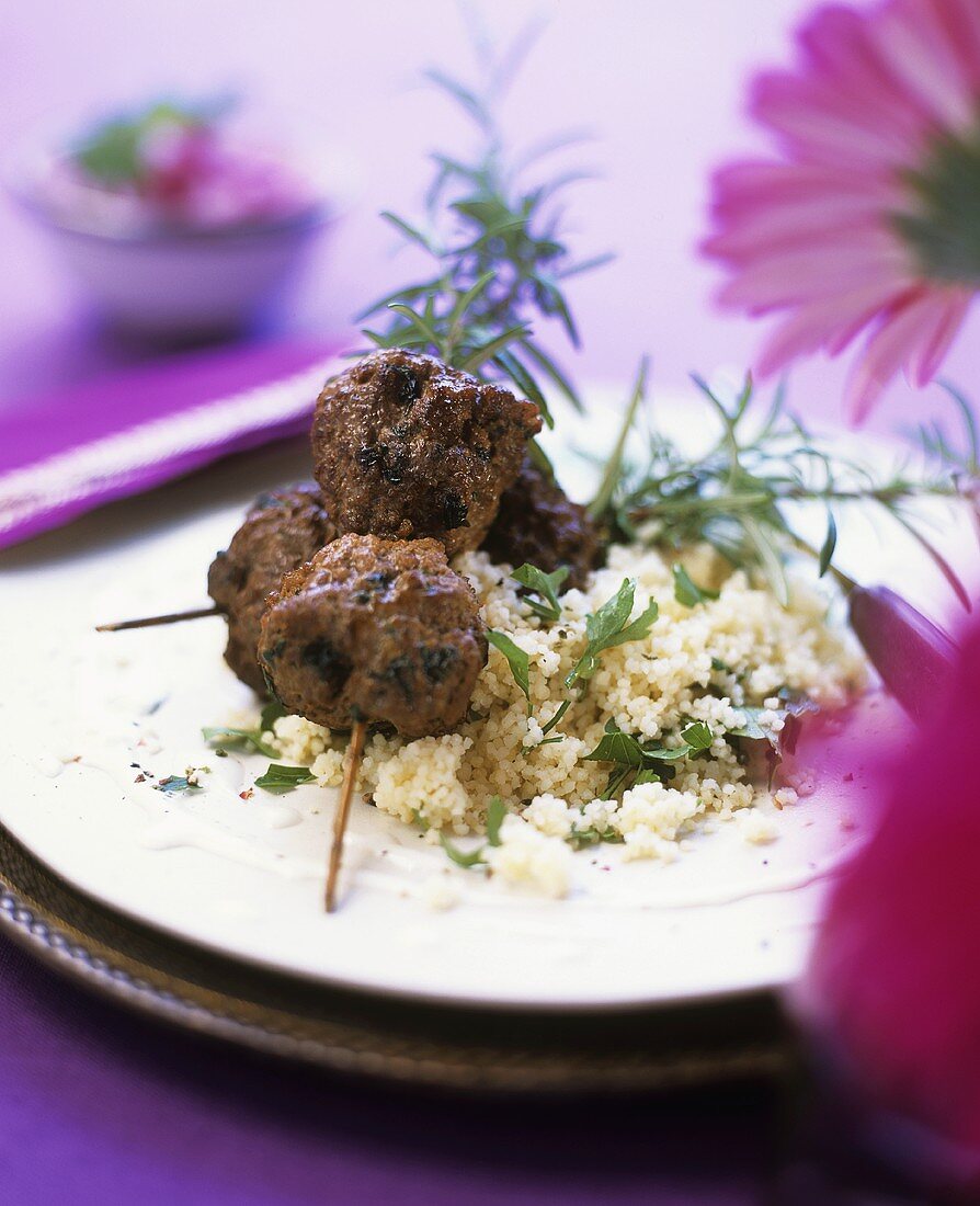 Hackfleisch-Rosmarin-Spiesse mit Couscous