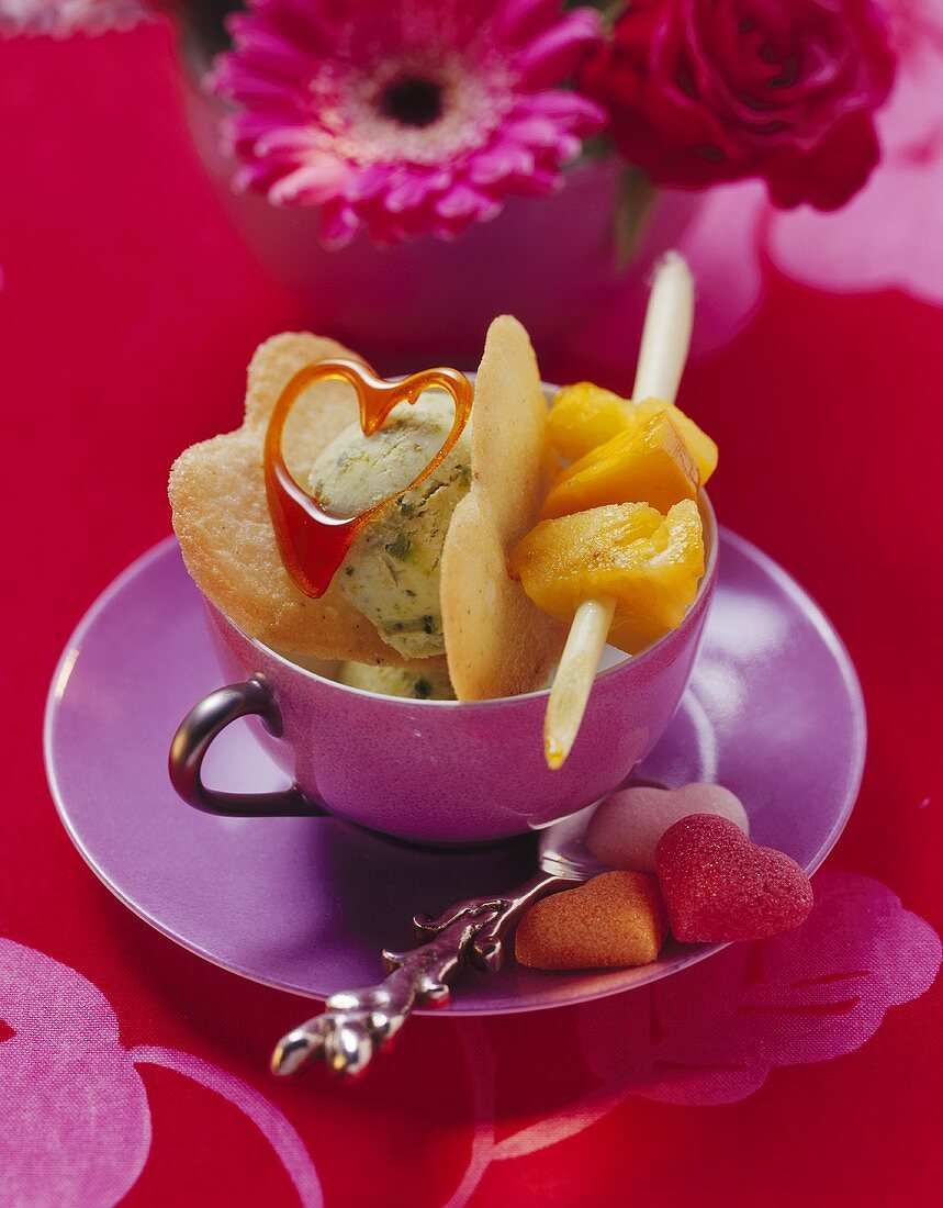 Ingwer-Pistazien-Eis mit Fruchtspiessen und Keksen