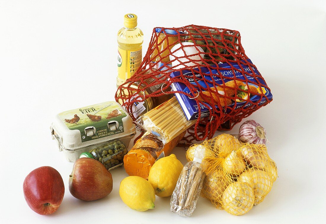 Einkaufsnetz mit verschiedenen Lebensmitteln