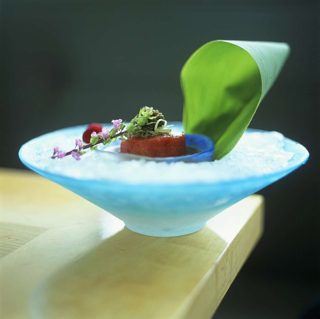 Tomatentimbale mit Kaviar auf Eisbett