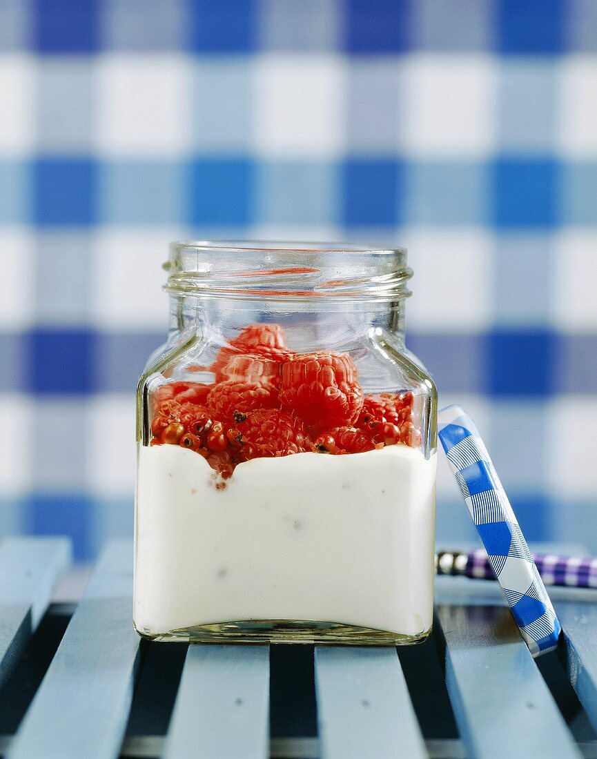 Buttermilchmousse mit Himbeeren und rosa Pfeffer