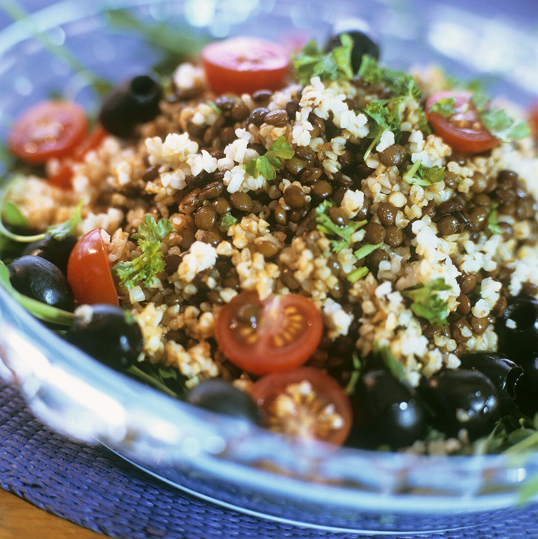 Bulgur-Linsen-Salat mit Tomaten und schwarzen Oliven
