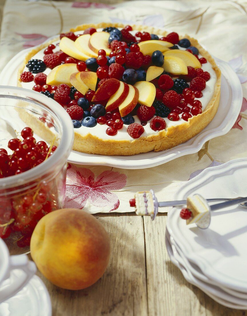 Beeren-Pfirsich-Kuchen mit Kokoscreme