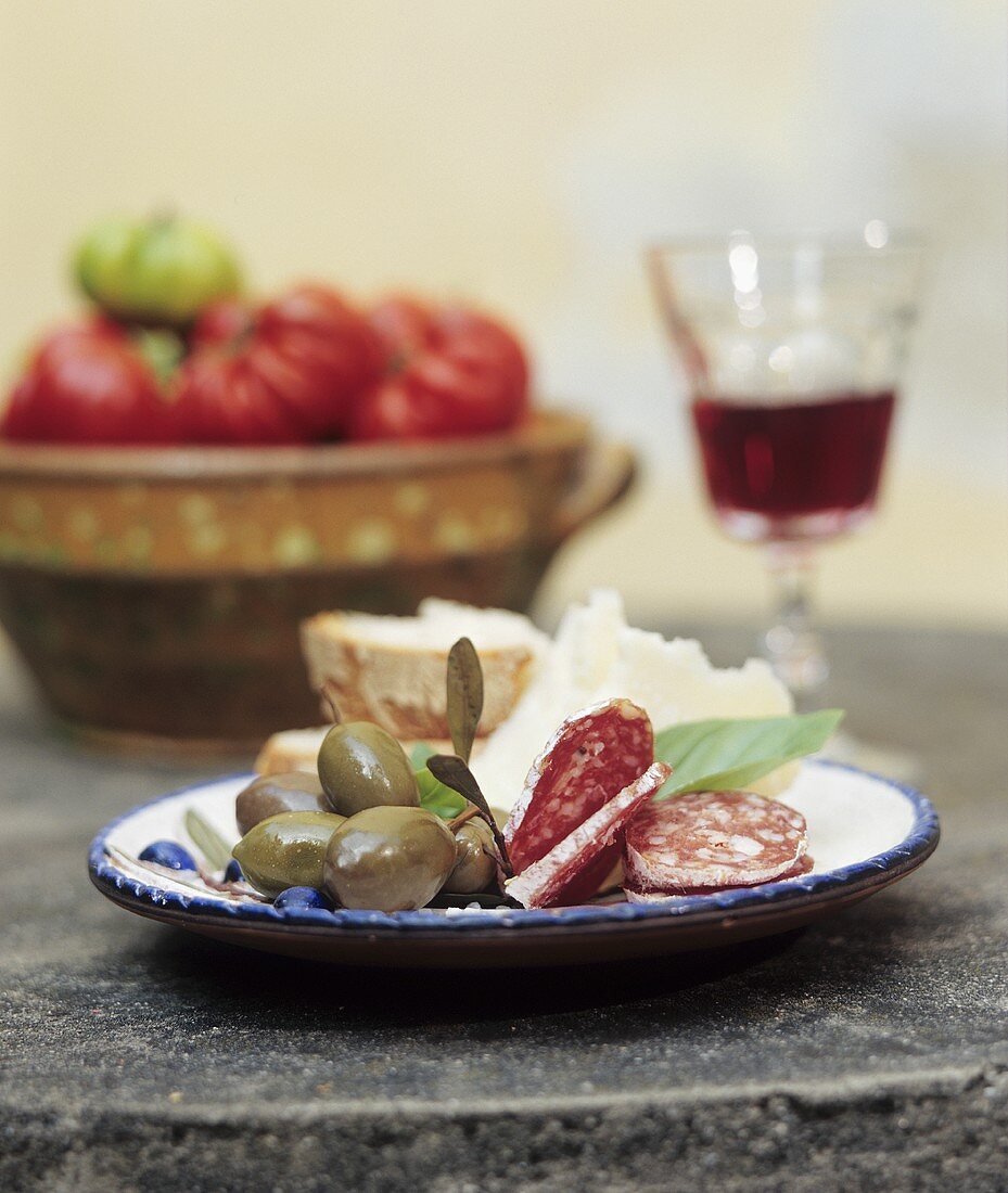Italienische Brotzeit mit Hartwurst, Oliven und Käse