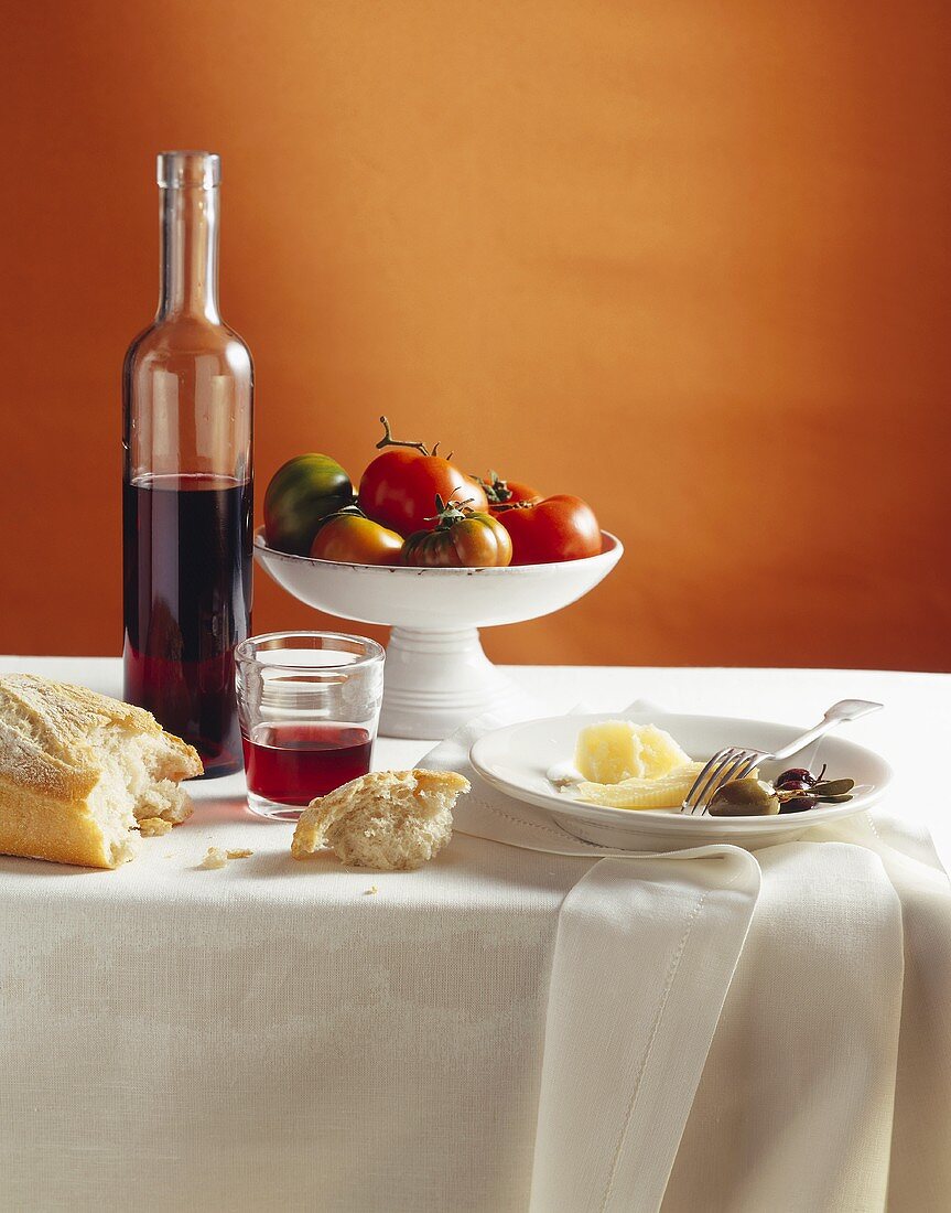 Weißbrot, Oliven, Parmesan, Rotwein und Tomaten