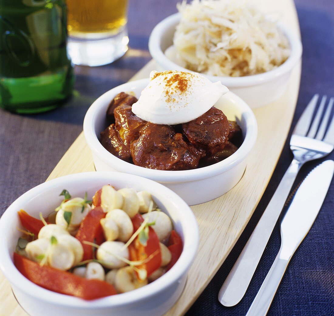 Wildschweingulasch mit Sauerrahm, Champignonsalat, Krautsalat