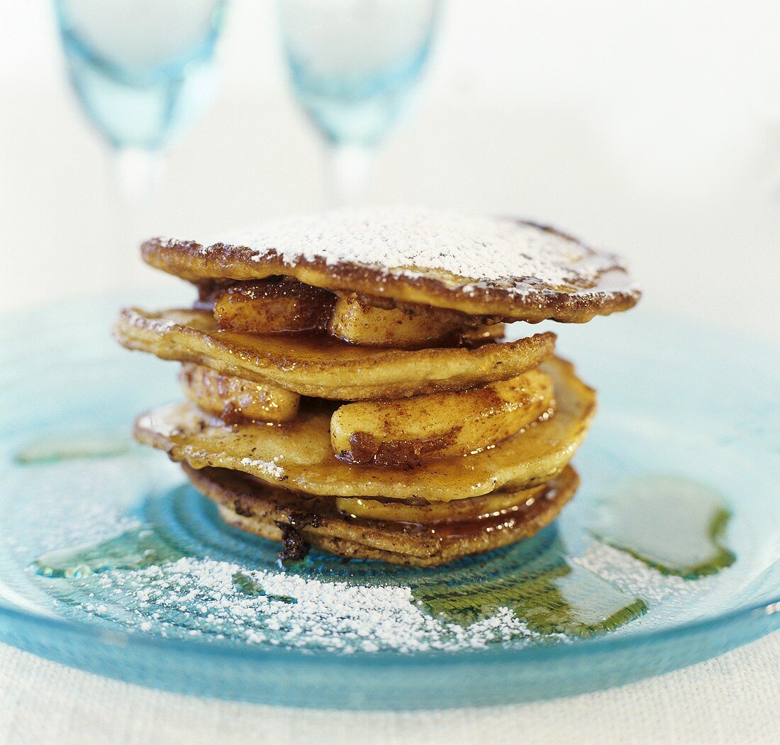 Pancakes mit gebratenen Apfelschnitzen und Ahornsirup