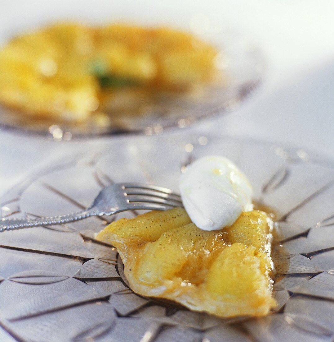 Tarte Tatin mit einem Schuss Cognac und Vanilleeis