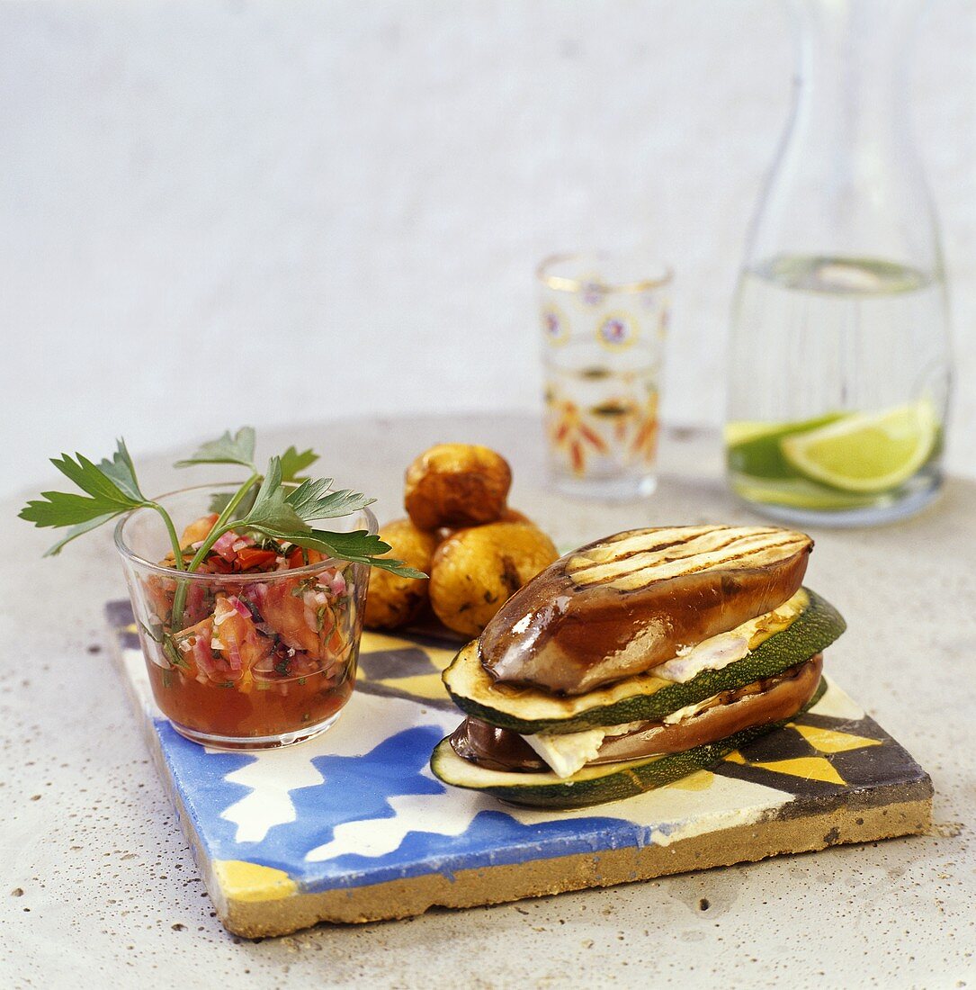 Zucchini-Auberginen-Törtchen mit Frischkäse und Tomatenrelish