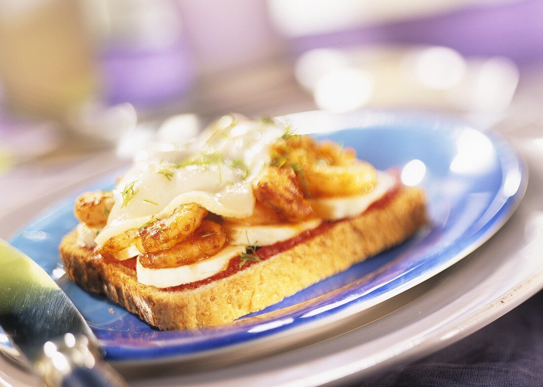 Canarian shrimps and banana on toast with pepper sauce